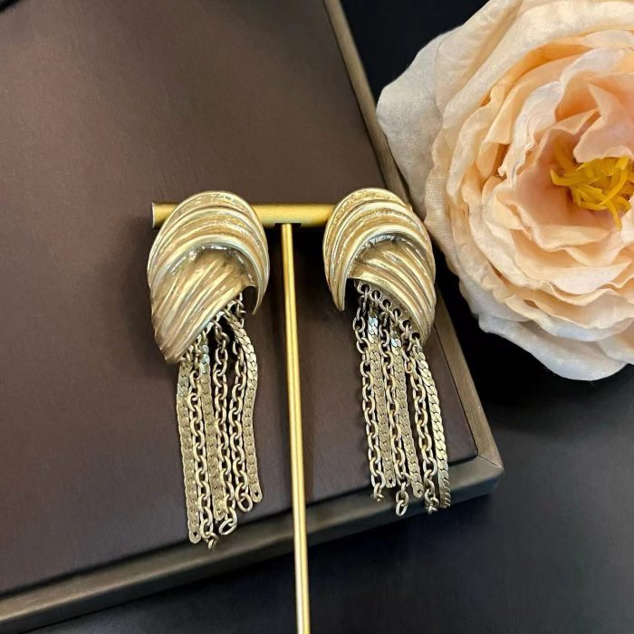 Gold Tassel Earrings Fashionable Long Earrings Mediaeval Retro Heavy Industry Design Atmospheric French High End Earrings Women's Jewellery - Image 4