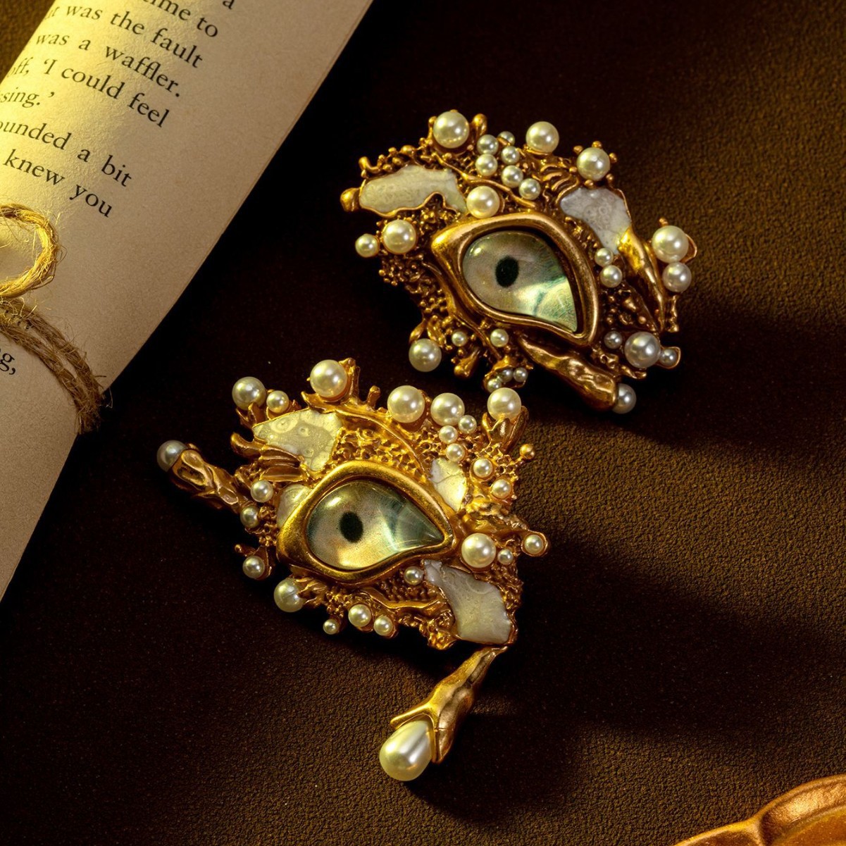 Ornate baroque‑style eye motif Earrings crafted in antique gold tone, decorated with layered faux pearls. Unique retro statement brooch for coats, blazers and special‑occasion outfits. - Image 2