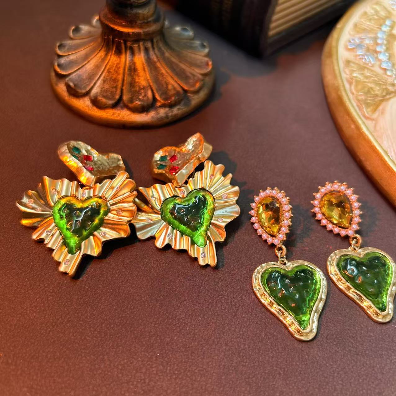 ear clip Retro Green Heart‑Motif Statement Earrings
