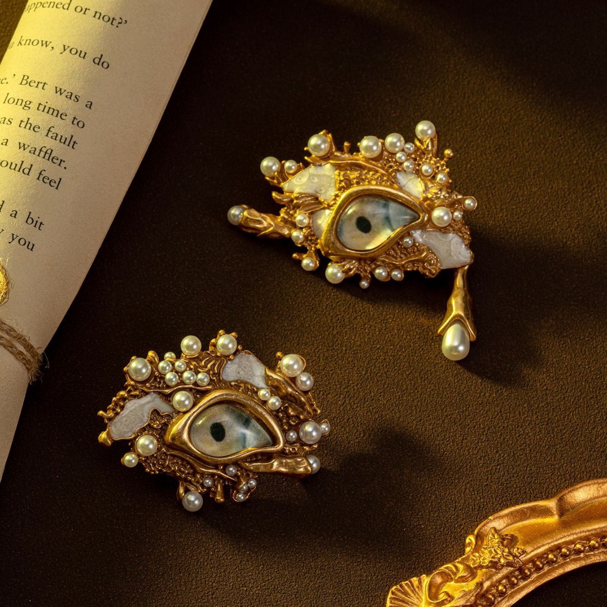 Ornate baroque‑style eye motif Earrings crafted in antique gold tone, decorated with layered faux pearls. Unique retro statement brooch for coats, blazers and special‑occasion outfits. - Image 4