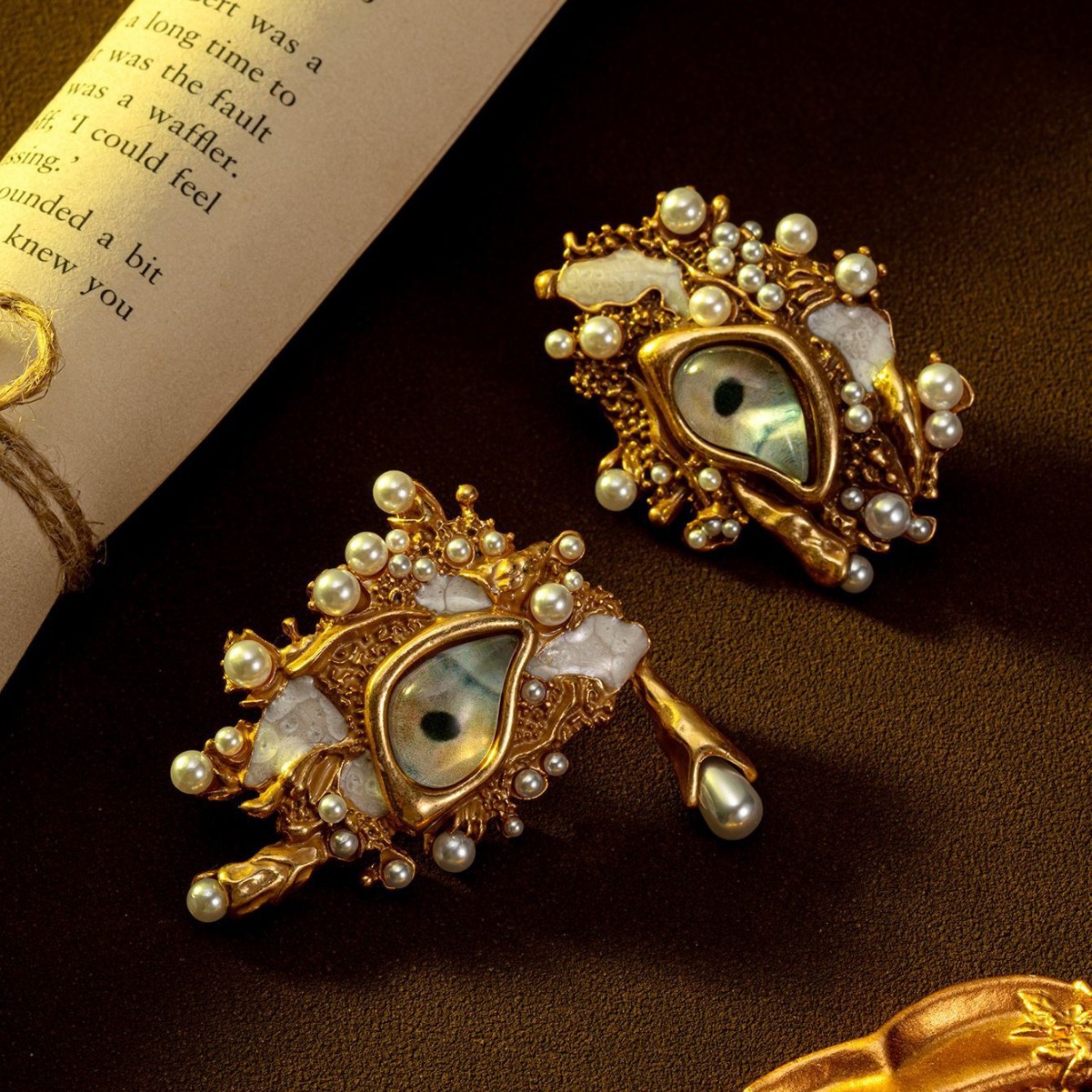 Ornate baroque‑style eye motif Earrings crafted in antique gold tone, decorated with layered faux pearls. Unique retro statement brooch for coats, blazers and special‑occasion outfits. - Image 3