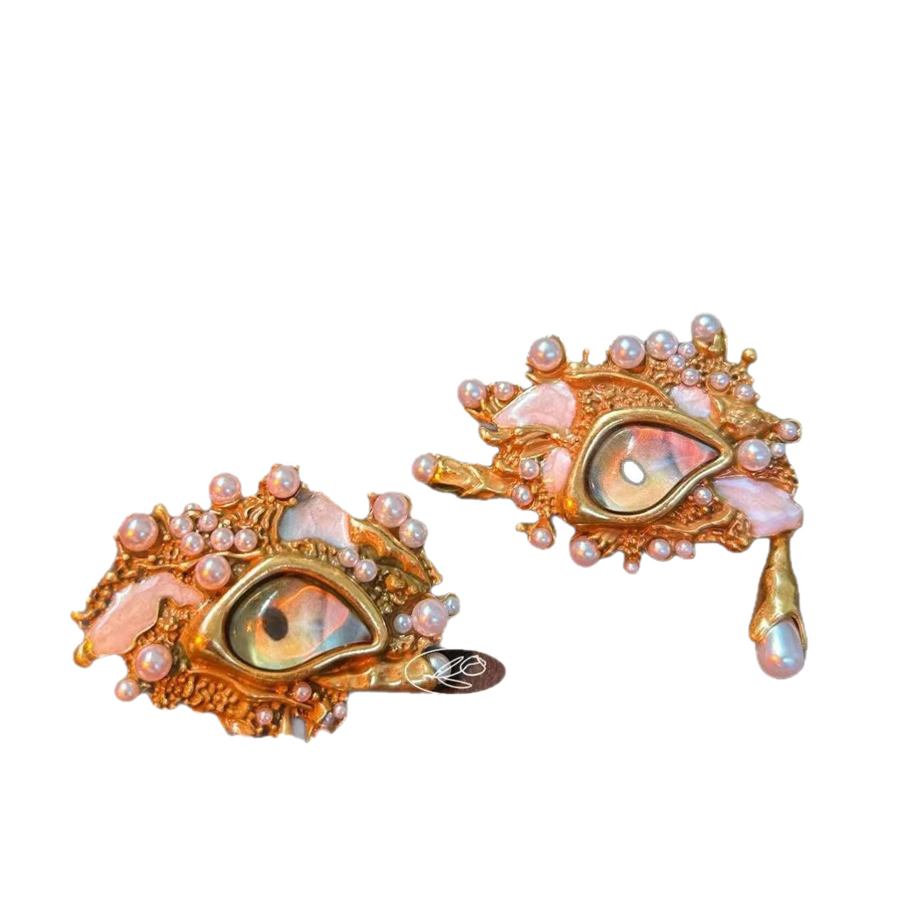 Ornate baroque‑style eye motif Earrings crafted in antique gold tone, decorated with layered faux pearls. Unique retro statement brooch for coats, blazers and special‑occasion outfits. - Image 5